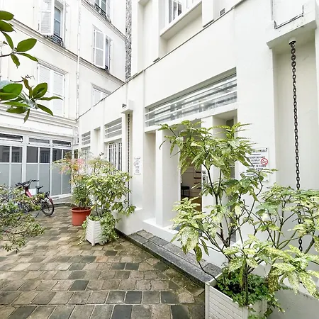 Urban Flat 74 - Disneyland In * Parigi
